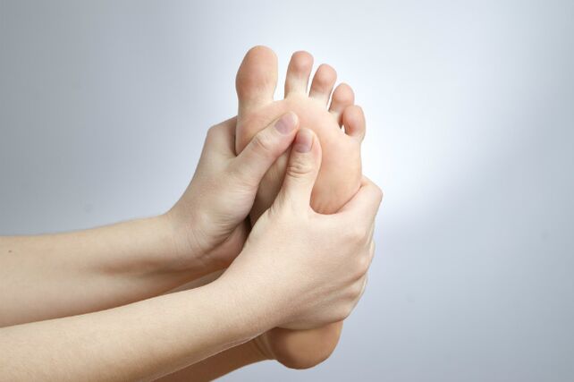 Itchy feet due to toenail fungus