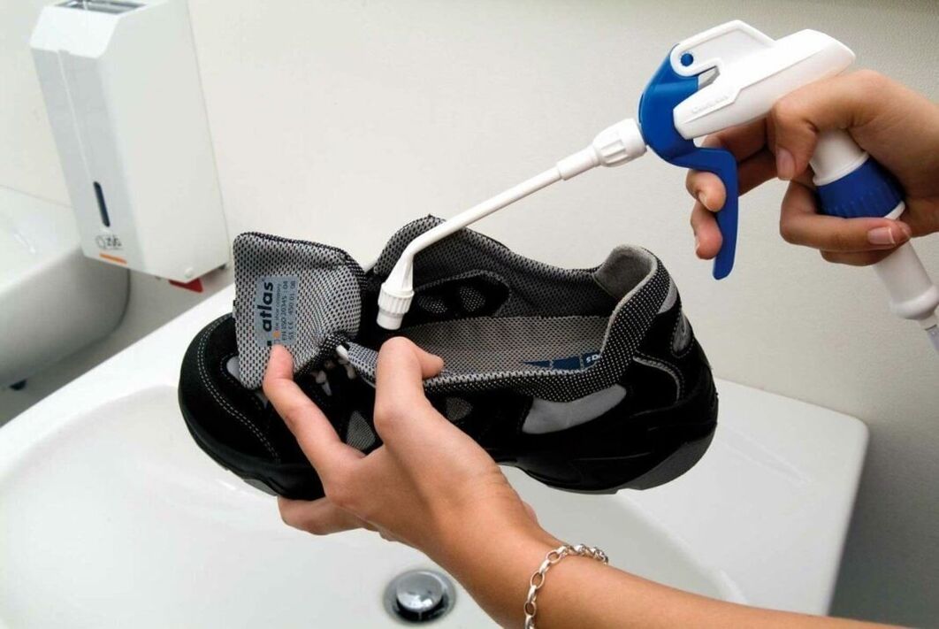 clean fungus shoes with the device
